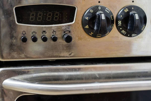 Eski bir kirli gaz mutfak. Yemekler mutfakta hazırlanması için aygıt. Koyu arka plan.