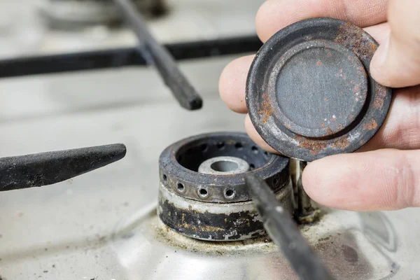 Eski bir kirli gaz mutfak. Yemekler mutfakta hazırlanması için aygıt. Koyu arka plan.