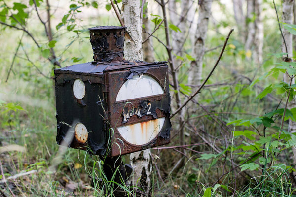Железнодорожная лампа на старой станции. Железнодорожное оборудование для обслуживания железнодорожного движения. Сезон лета
.