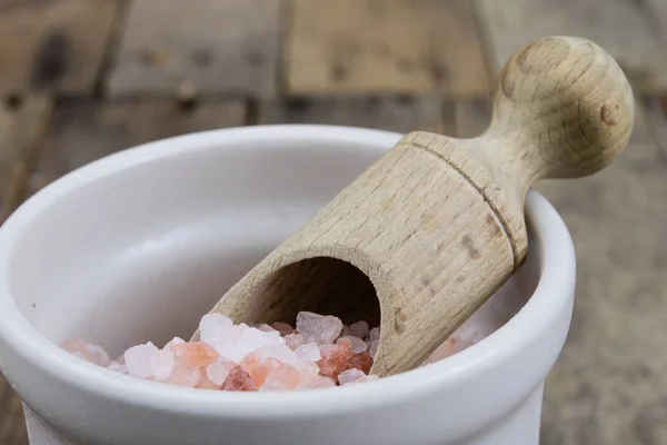 岩石盐和木勺在一个旧的木制餐桌上 旧厨房里的香料 深色背景 — 图库照片