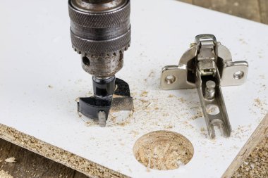 Sunta Menteşe sabitleme için kesici freze. Mobilya İnşaat Sanayi aksesuarlar. Yer - eski bir doğrama Atölyesi.