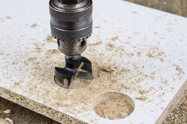 Sunta Menteşe sabitleme için kesici freze. Mobilya İnşaat Sanayi aksesuarlar. Yer - eski bir doğrama Atölyesi.