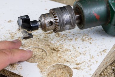 Sunta Menteşe sabitleme için kesici freze. Mobilya İnşaat Sanayi aksesuarlar. Yer - eski bir doğrama Atölyesi.