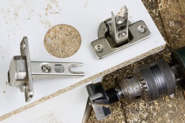 Sunta Menteşe sabitleme için kesici freze. Mobilya İnşaat Sanayi aksesuarlar. Yer - eski bir doğrama Atölyesi.