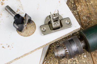 Sunta Menteşe sabitleme için kesici freze. Mobilya İnşaat Sanayi aksesuarlar. Yer - eski bir doğrama Atölyesi.