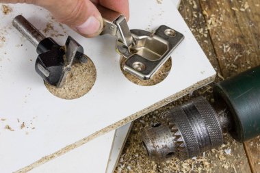 Sunta Menteşe sabitleme için kesici freze. Mobilya İnşaat Sanayi aksesuarlar. Yer - eski bir doğrama Atölyesi.