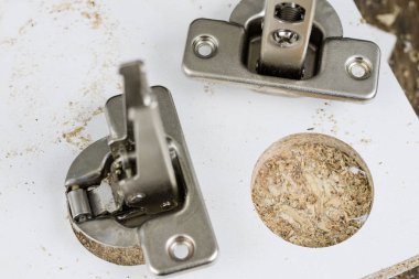 Sunta Menteşe sabitleme için kesici freze. Mobilya İnşaat Sanayi aksesuarlar. Yer - eski bir doğrama Atölyesi.