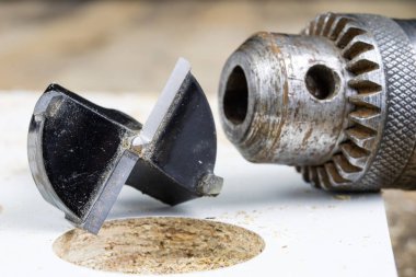 Sunta Menteşe sabitleme için kesici freze. Mobilya İnşaat Sanayi aksesuarlar. Yer - eski bir doğrama Atölyesi.
