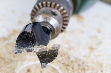 Sunta Menteşe sabitleme için kesici freze. Mobilya İnşaat Sanayi aksesuarlar. Yer - eski bir doğrama Atölyesi.