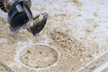 Sunta Menteşe sabitleme için kesici freze. Mobilya İnşaat Sanayi aksesuarlar. Yer - eski bir doğrama Atölyesi.