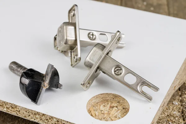 Sunta Menteşe sabitleme için kesici freze. Mobilya İnşaat Sanayi aksesuarlar. Yer - eski bir doğrama Atölyesi.