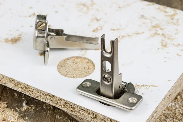 Sunta Menteşe sabitleme için kesici freze. Mobilya İnşaat Sanayi aksesuarlar. Yer - eski bir doğrama Atölyesi.