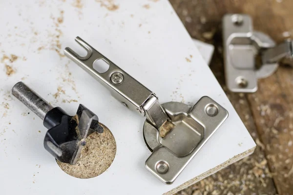 Sunta Menteşe sabitleme için kesici freze. Mobilya İnşaat Sanayi aksesuarlar. Yer - eski bir doğrama Atölyesi.