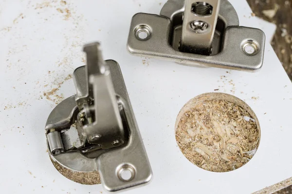 Sunta Menteşe sabitleme için kesici freze. Mobilya İnşaat Sanayi aksesuarlar. Yer - eski bir doğrama Atölyesi.