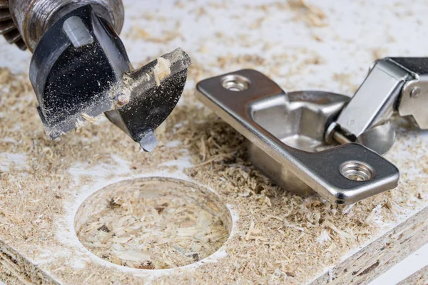 Sunta Menteşe sabitleme için kesici freze. Mobilya İnşaat Sanayi aksesuarlar. Yer - eski bir doğrama Atölyesi.