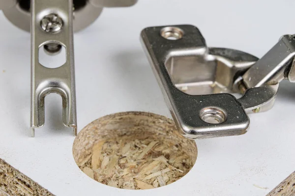 Sunta Menteşe sabitleme için kesici freze. Mobilya İnşaat Sanayi aksesuarlar. Yer - eski bir doğrama Atölyesi.