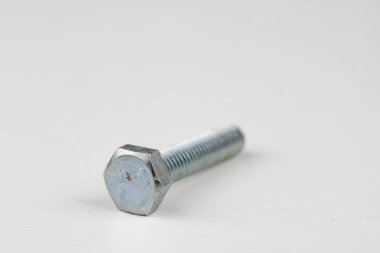 Vida başı beyaz bir tablo. Vida bağlantıları için aksesuarlar. Açık renkli.