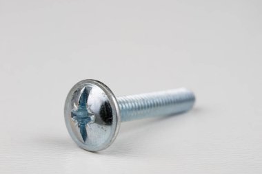 Vida başı beyaz bir tablo. Vida bağlantıları için aksesuarlar. Açık renkli.