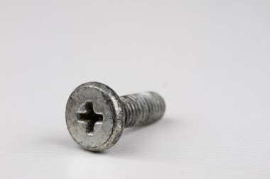 Vida başı beyaz bir tablo. Vida bağlantıları için aksesuarlar. Açık renkli.