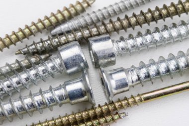 Vida beyaz bir tablo. Vida bağlantıları için aksesuarlar. Açık renkli.