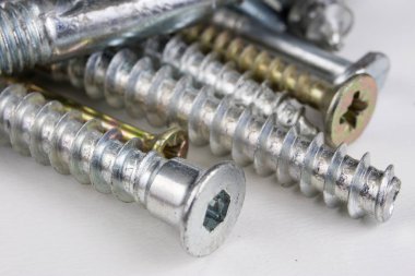 Vida beyaz bir tablo. Vida bağlantıları için aksesuarlar. Açık renkli.