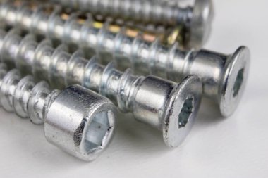 Vida beyaz bir tablo. Vida bağlantıları için aksesuarlar. Açık renkli.