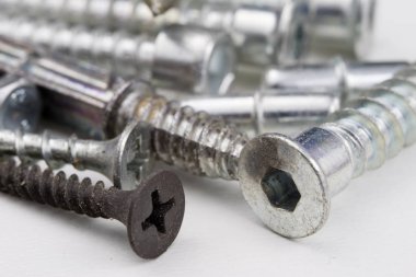 Vida beyaz bir tablo. Vida bağlantıları için aksesuarlar. Açık renkli.