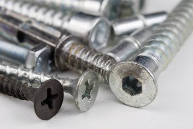 Vida beyaz bir tablo. Vida bağlantıları için aksesuarlar. Açık renkli.