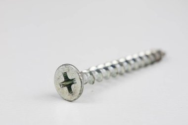 Vida başı beyaz bir tablo. Vida bağlantıları için aksesuarlar. Açık renkli.