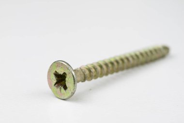 Vida başı beyaz bir tablo. Vida bağlantıları için aksesuarlar. Açık renkli.