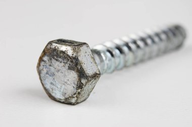 Vida başı beyaz bir tablo. Vida bağlantıları için aksesuarlar. Açık renkli.