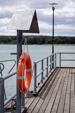 Lifebuoy platformu sap üzerinde askıya alındı. Yüzme havuzunda kurtarma ekipleri için Lifebuoy aksesuarlar. Yaz sezonu.