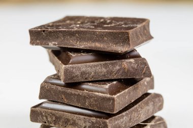 Çikolata küpleri ve mutfak masasının üstünde düzenlenmiş tarçın. Şekerli tatlı keten peçeteye. Sonbahar arka plan.