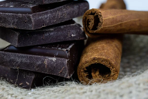 Csokoládé Kocka Fahéj Rendezett Konyhaasztalon Édes Desszert Egy Vászon Szalvétára — Stock Fotó
