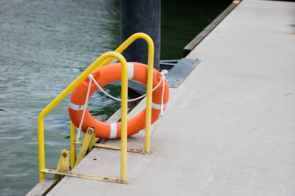 Lifebuoy Sospeso Sulla Maniglia Della Piattaforma Accessori Salvagente Soccorritori Piscina — Foto Stock