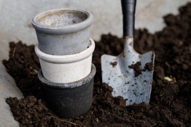 Siyah toprak ve çiçek saksı çiçek yetiştirmek için tasarlanmıştır. Bir ev bahçe bitkiler dikim. Yaz sezonu.