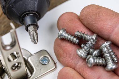 Montaj için sunta Mobilya menteşeleri. Mutfak mobilya montaj yapılırken kullanılan sanayi aksesuarlar. Yer doğrama Atölyesi.