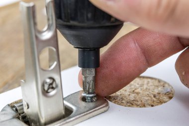 Montaj için sunta Mobilya menteşeleri. Mutfak mobilya montaj yapılırken kullanılan sanayi aksesuarlar. Yer doğrama Atölyesi.