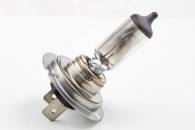 Araba ampul beyaz atölye masada. Elektrikli otomobil aksesuarları. Beyaz arka plan.