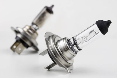 Araba ampul beyaz atölye masada. Elektrikli otomobil aksesuarları. Beyaz arka plan.