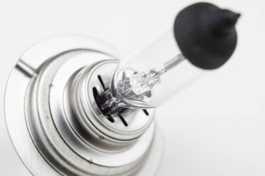 Araba ampul beyaz atölye masada. Elektrikli otomobil aksesuarları. Beyaz arka plan.