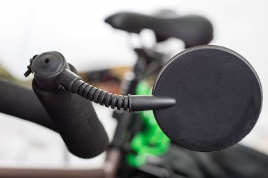 Daha büyük boyutta bisiklet aksesuarları. Bisiklet turist ve trekking için. Açık renkli.