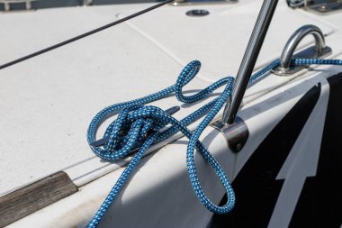 Derin deniz Yelkenli arma. Bir yatta yelken aksesuarları. Yaz sezonu.