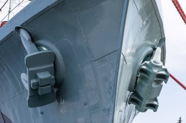 Üstünde belgili tanımlık yan askıya çapa gemi. Orta Avrupa'da bağlantı noktası. Yaz sezonu.