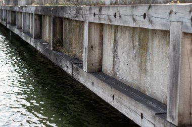 Bağlantı noktası wharf ahşap takviye. Seaport Orta Avrupa'da. Yaz sezonu.