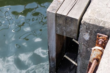 Bağlantı noktası wharf ahşap takviye. Seaport Orta Avrupa'da. Yaz sezonu.