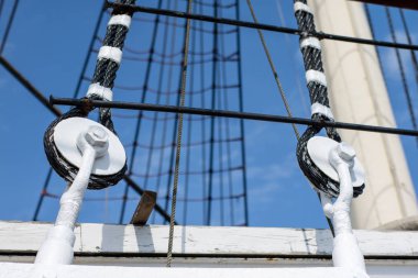 Bir büyük yelkenli gemi istiyorum. Büyük Yelkenli Avrupa limanda palamarla. Yaz sezonu.