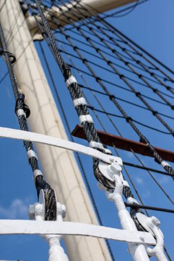 Bir büyük yelkenli gemi istiyorum. Büyük Yelkenli Avrupa limanda palamarla. Yaz sezonu.