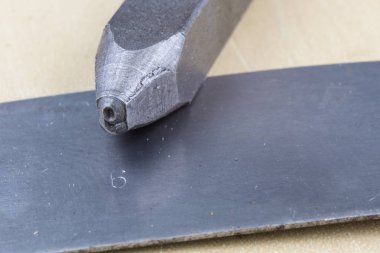 Rakam ve harf metal damgalama için metal pulları. Metal kabartma basamak. Bir çilingir atölye.