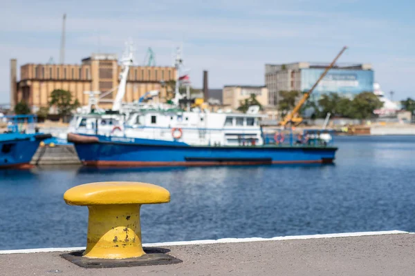 Harbor Pollare För Stora Örlogsfartyg Port Kajen Centraleuropa Säsongen Sommaren — Stockfoto